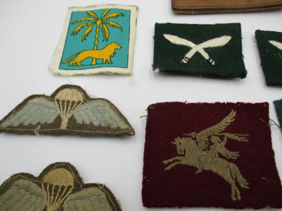 A collection of cloth and other military badges including Paras, Intelligence Corps etc. - Bild 4 aus 10