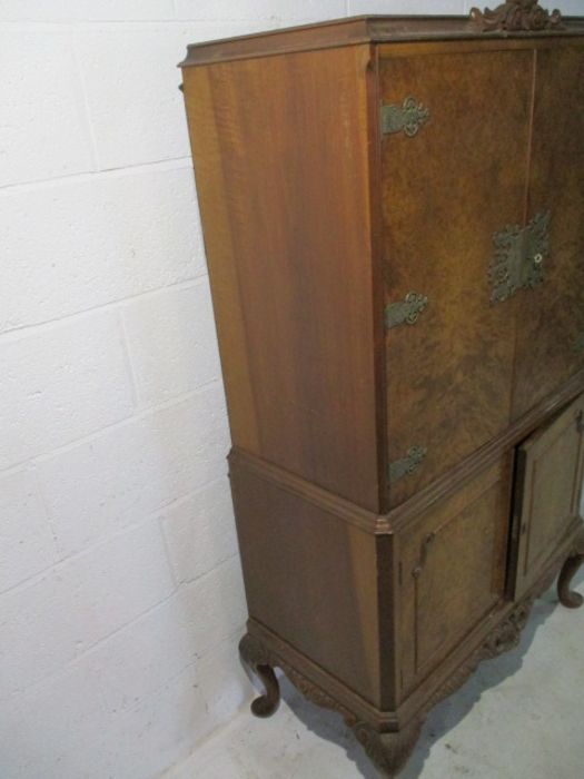 A walnut veneered cocktail cabinet on cabriole legs - Image 4 of 15