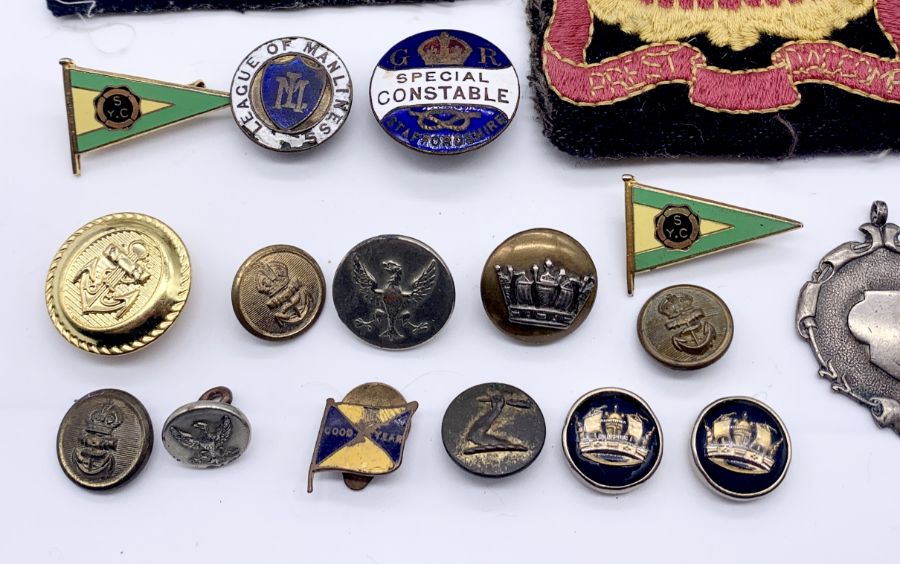 A collection of military badges, epaulettes, buttons etc. - Bild 2 aus 5