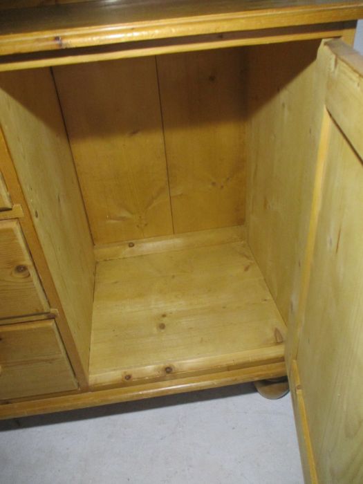 A pine dresser with three drawers and one cupboard under - Image 8 of 10