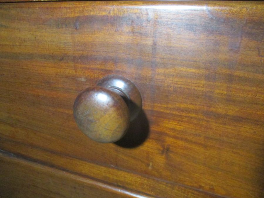 A small Victorian mahogany chest of three drawers. - Image 7 of 9