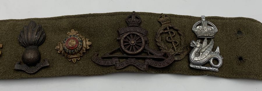 A British Army belt with numerous military cap badges and buttons including Royal Signals, Royal - Bild 7 aus 7