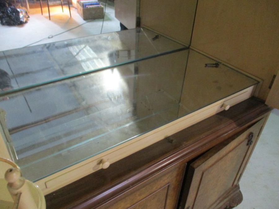 A walnut veneered cocktail cabinet on cabriole legs - Image 9 of 15