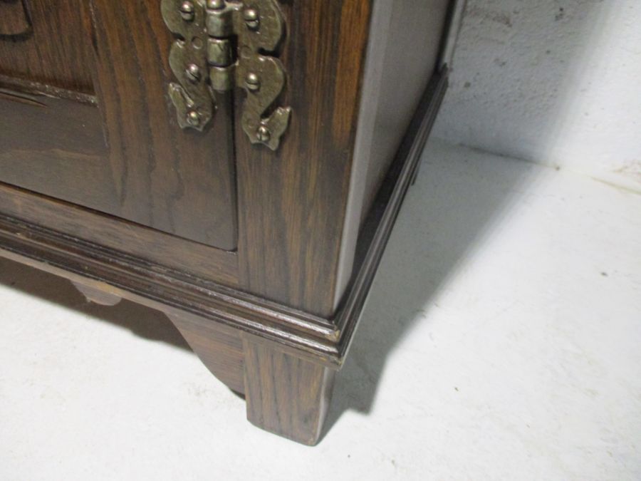 An oak display cabinet with linen fold decoration and cupboard under - Image 10 of 13