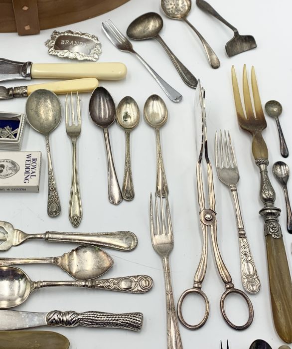 A pair of white metal and horn servers along with a collection of silver plated cutlery contained in - Image 4 of 5