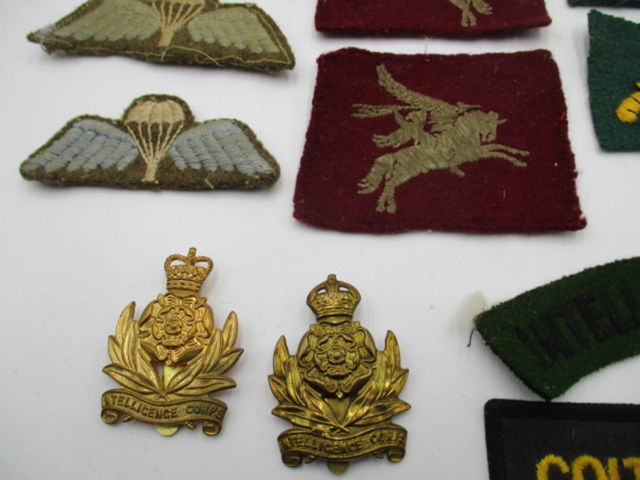 A collection of cloth and other military badges including Paras, Intelligence Corps etc. - Bild 5 aus 10