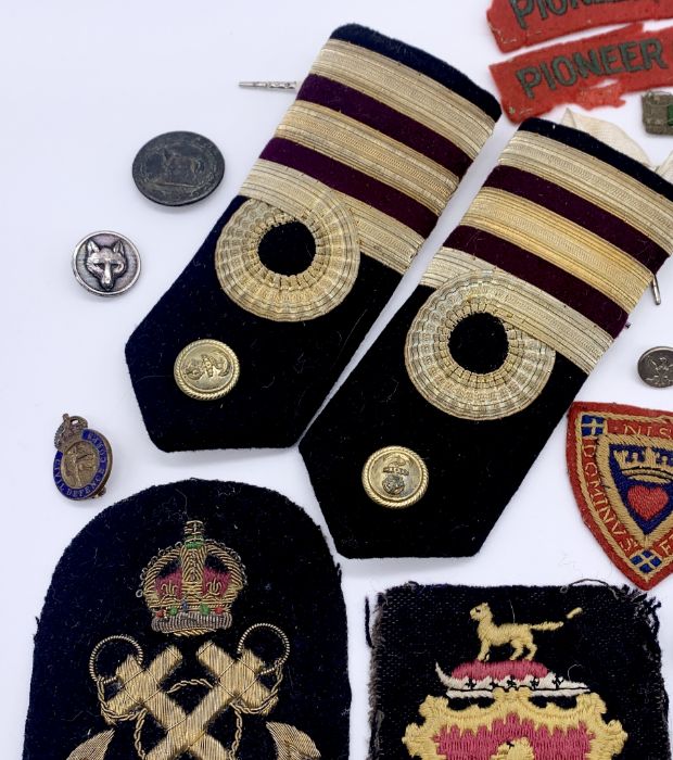 A collection of military badges, epaulettes, buttons etc. - Bild 5 aus 5