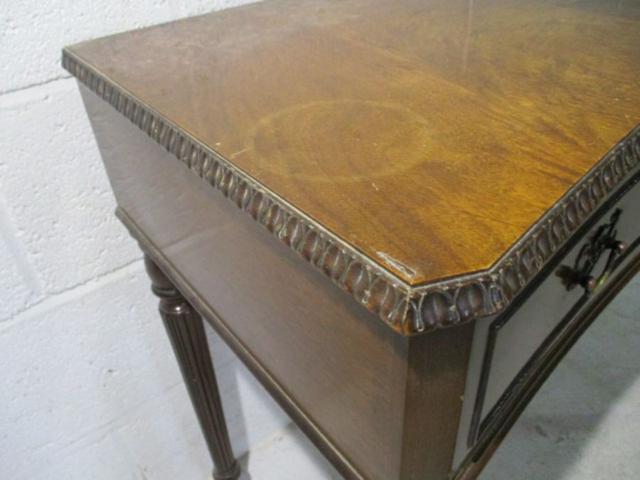 A hall table with single drawer on fluted legs - Image 5 of 8