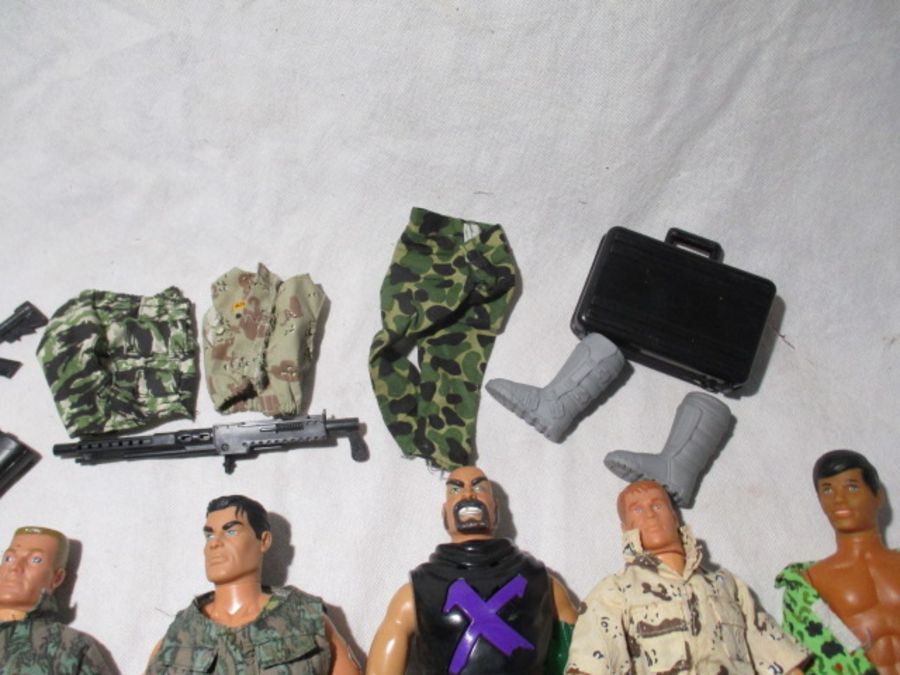 An assortment of vintage Action Man figures, along with a selection of Action Man accessories - Bild 6 aus 10