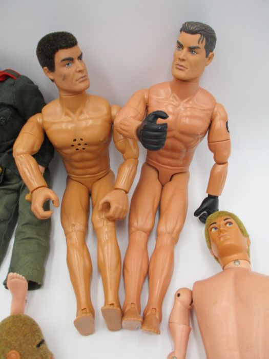 A collection of vintage Action Man figures with various accessories including clothing, weapons, - Bild 3 aus 9