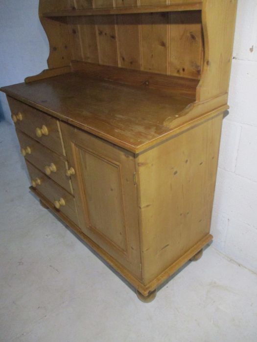 A pine dresser with three drawers and one cupboard under - Image 4 of 10