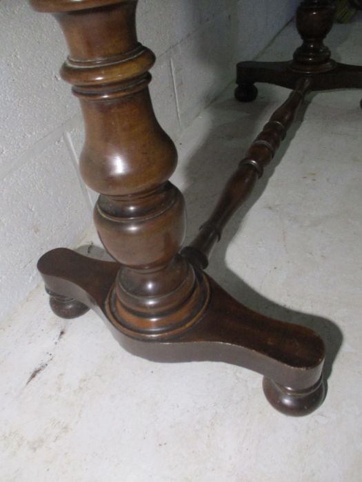 An early Victorian mahogany hall table with two drawers and turned legs - Image 5 of 8