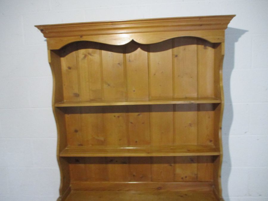 A pine dresser with three drawers and one cupboard under - Image 2 of 10