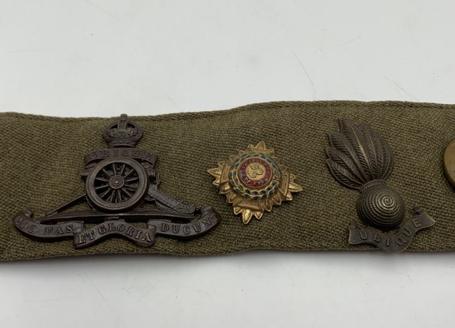 A British Army belt with numerous military cap badges and buttons including Royal Signals, Royal - Bild 2 aus 7