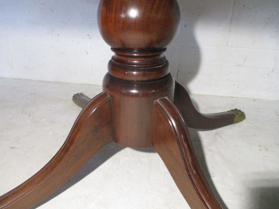 A mahogany dining table with with extendable leaf - total length with leaf 224cm - Image 3 of 9