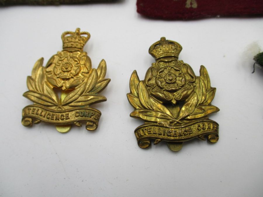 A collection of cloth and other military badges including Paras, Intelligence Corps etc. - Bild 10 aus 10