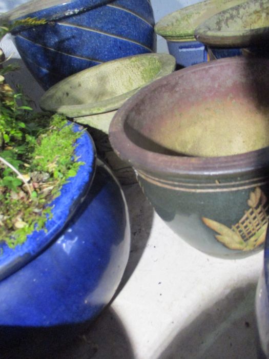 A collection of garden pots including glazed and terracotta. - Image 9 of 11