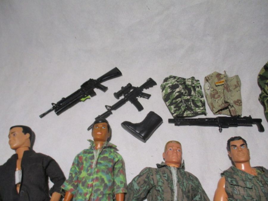 An assortment of vintage Action Man figures, along with a selection of Action Man accessories - Bild 5 aus 10