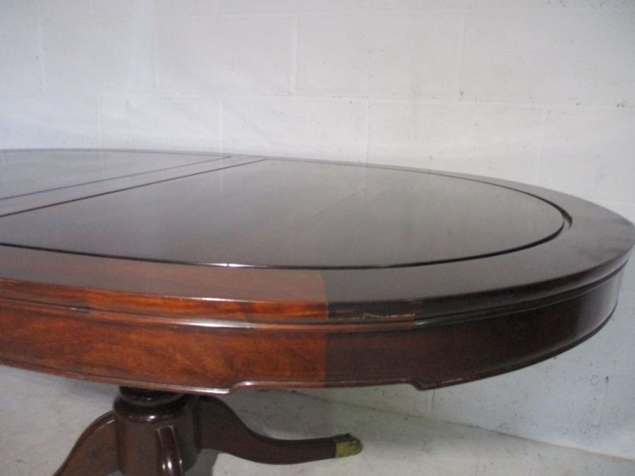 A mahogany dining table with with extendable leaf - total length with leaf 224cm - Image 5 of 9