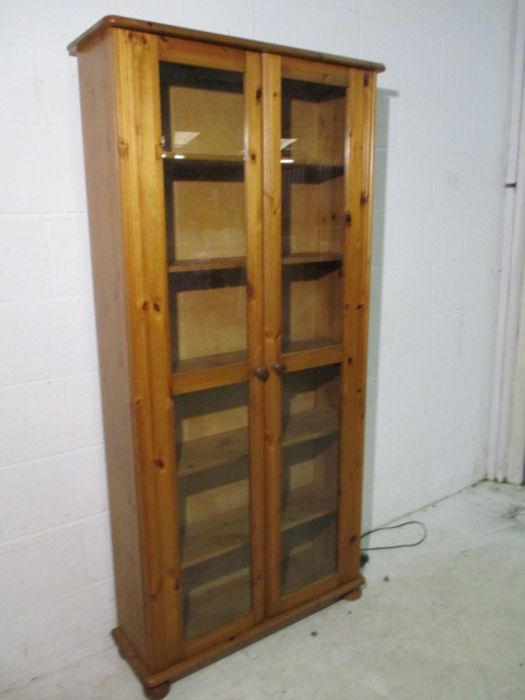 A two door pine display cabinet - Image 3 of 8