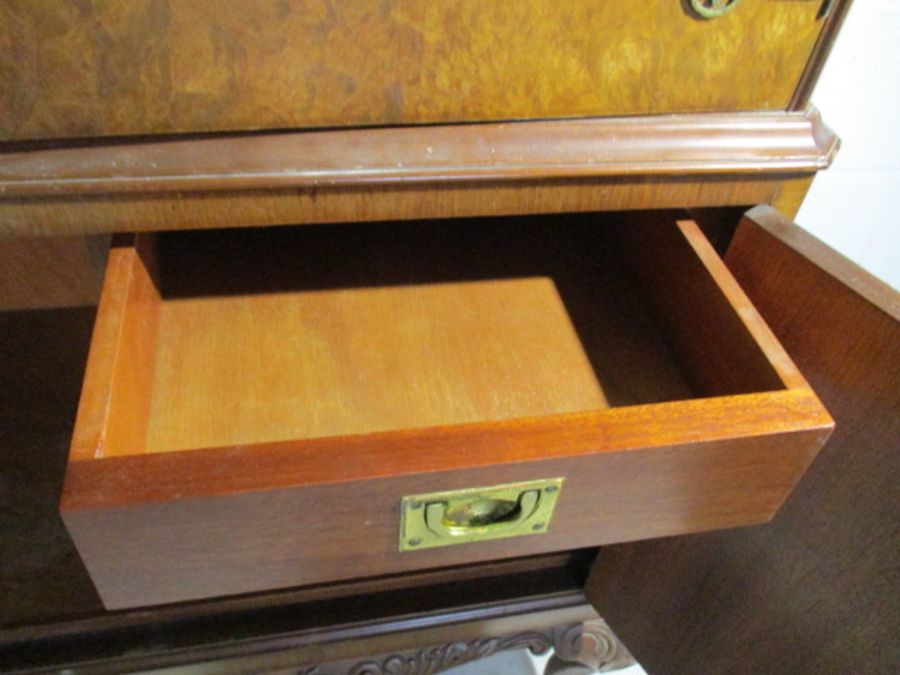 A walnut veneered cocktail cabinet on cabriole legs - Image 13 of 15