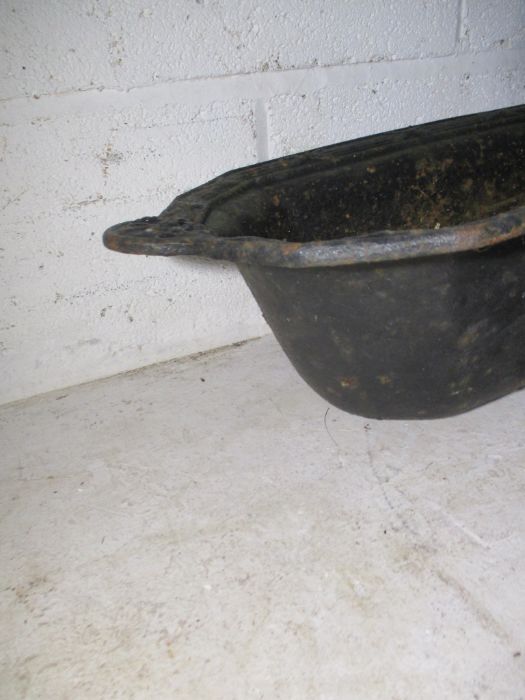 A Victorian cast iron trough. Length 63cm. - Bild 4 aus 9