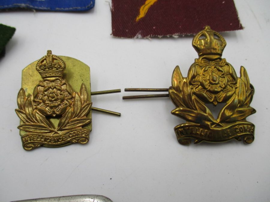 A collection of cloth and other military badges including Paras, Intelligence Corps etc. - Bild 9 aus 10