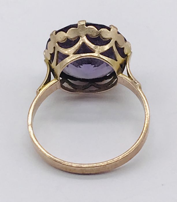 An 18ct gold ring set with large central amethyst - Image 3 of 3