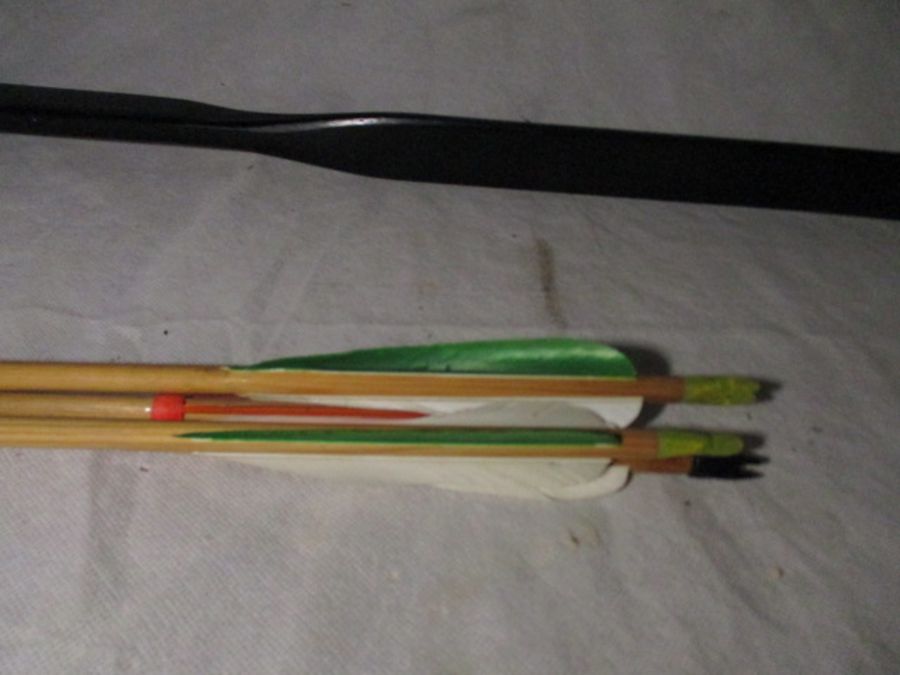 A composite archery bow with four arrows - Bild 5 aus 6