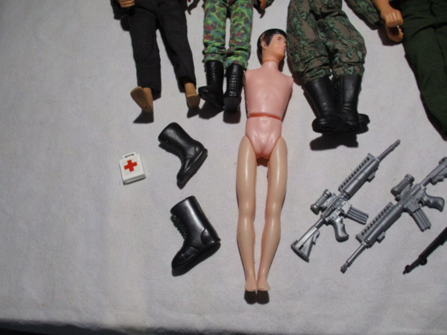 An assortment of vintage Action Man figures, along with a selection of Action Man accessories - Bild 8 aus 10