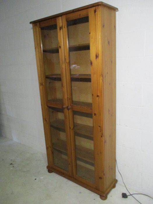 A two door pine display cabinet - Image 2 of 8
