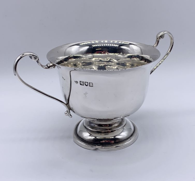 A hallmarked silver two handled trophy on wooden base, silver weight 161.5g - Bild 2 aus 3