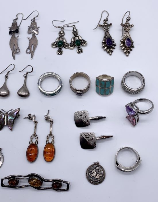 A collection of 925 silver jewellery including rings, earrings etc. - Image 2 of 5