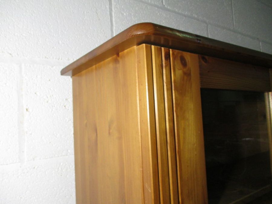 A two door pine display cabinet - Image 4 of 8