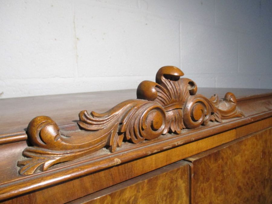 A walnut veneered cocktail cabinet on cabriole legs - Image 5 of 15