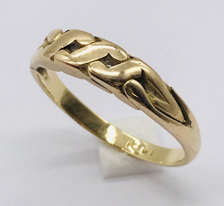 An 18ct gold plaited ring, weight 3.3g