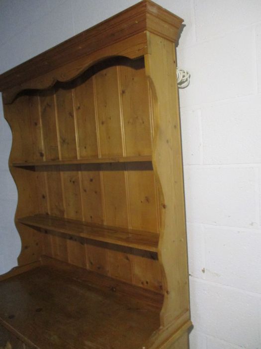 A pine dresser with three drawers and one cupboard under - Image 5 of 10