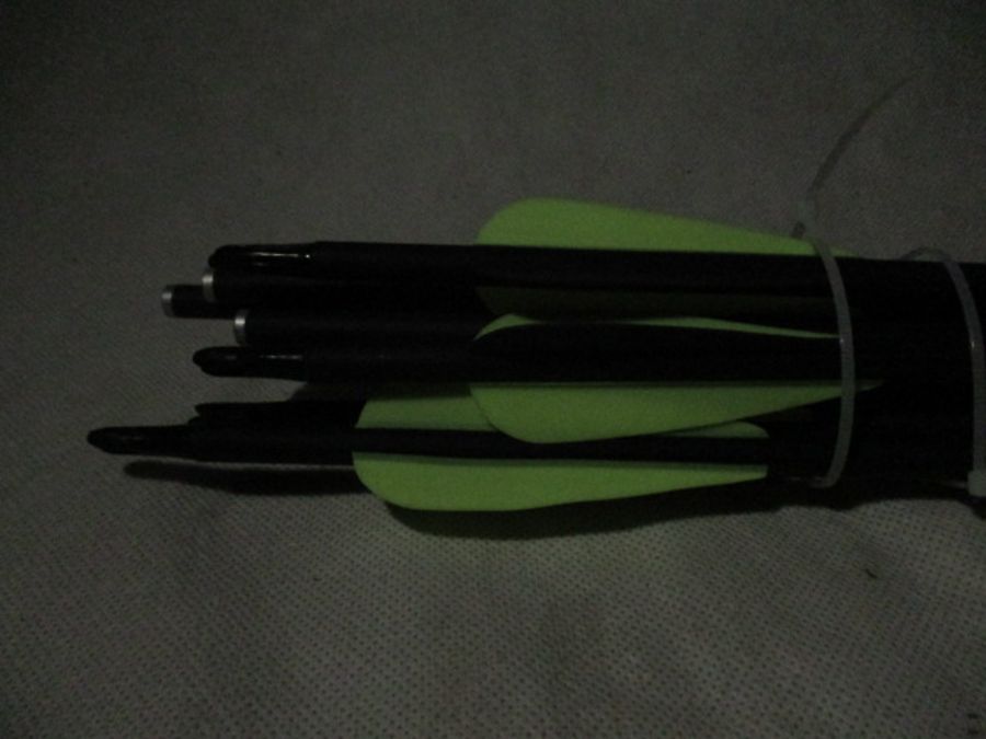 A collection of archery accessories including recurve bow ( no fixings) arrows, quivers etc. - Bild 8 aus 15