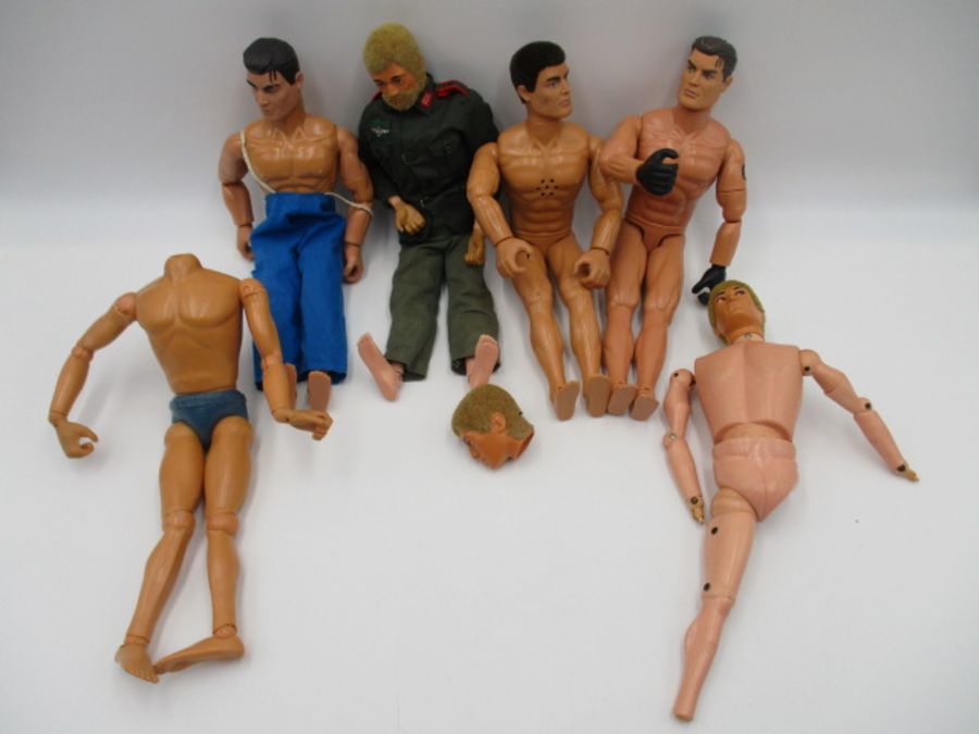 A collection of vintage Action Man figures with various accessories including clothing, weapons, - Bild 2 aus 9
