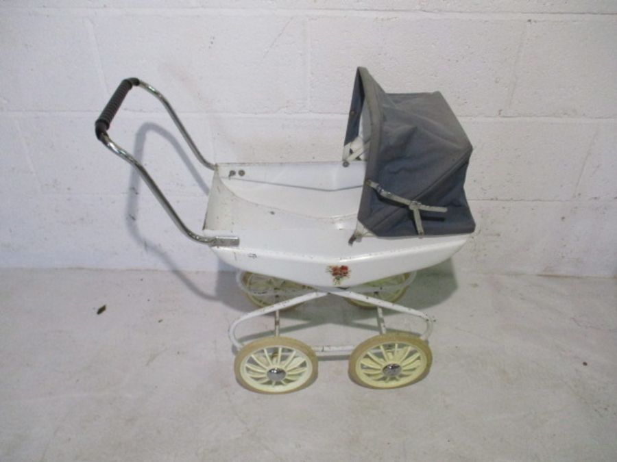 A vintage child's pram and wooden framed cot - Image 2 of 13