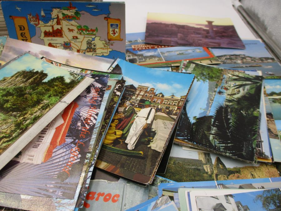 A large collection of Postcards, UK and International. Lot includes used and unused cards plus a - Image 8 of 12