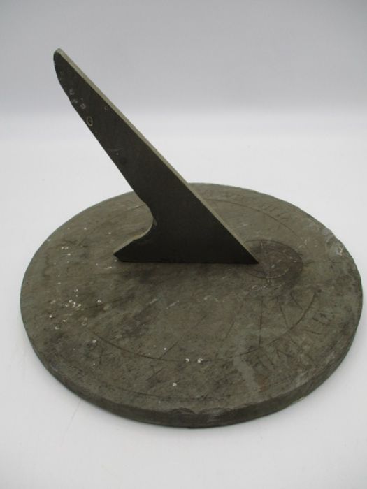 A circular slate sundial with Roman numerals, diameter 24.5cm - Image 6 of 6