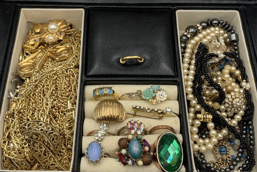 A collection of costume jewellery in carry case including a number of rings, brooches, beads etc. - Image 2 of 5