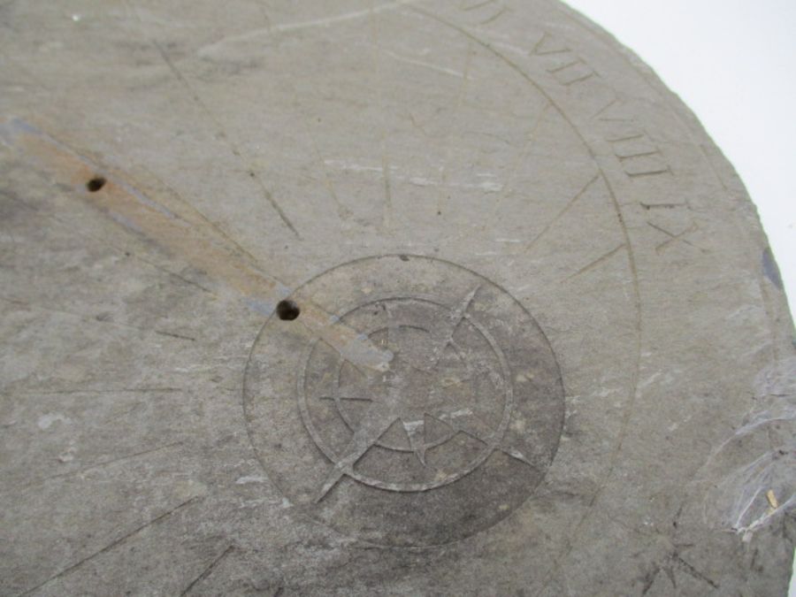 A circular slate sundial with Roman numerals, diameter 24.5cm - Image 2 of 6