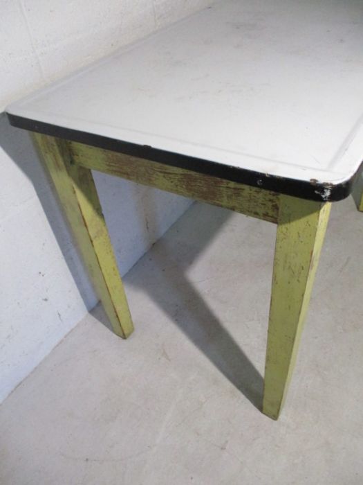 A vintage kitchen table with enamelled top - Image 3 of 7