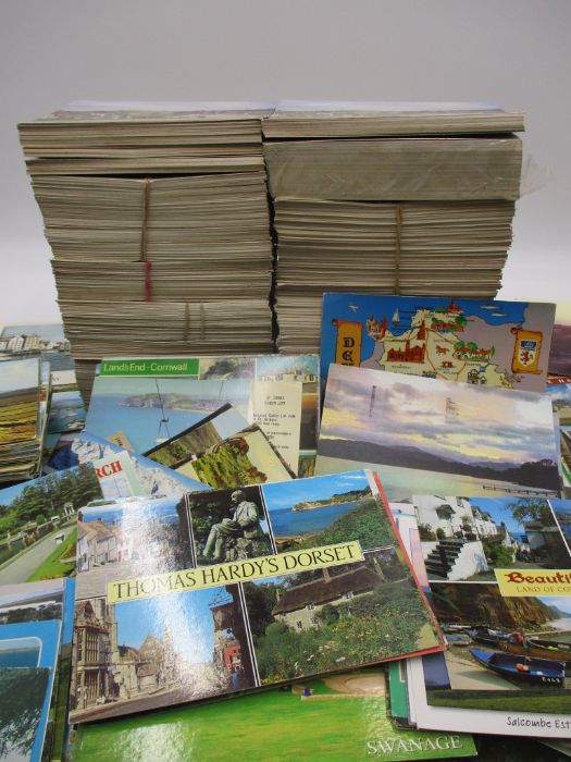 A large collection of Postcards, UK and International. Lot includes used and unused cards plus a - Image 2 of 12