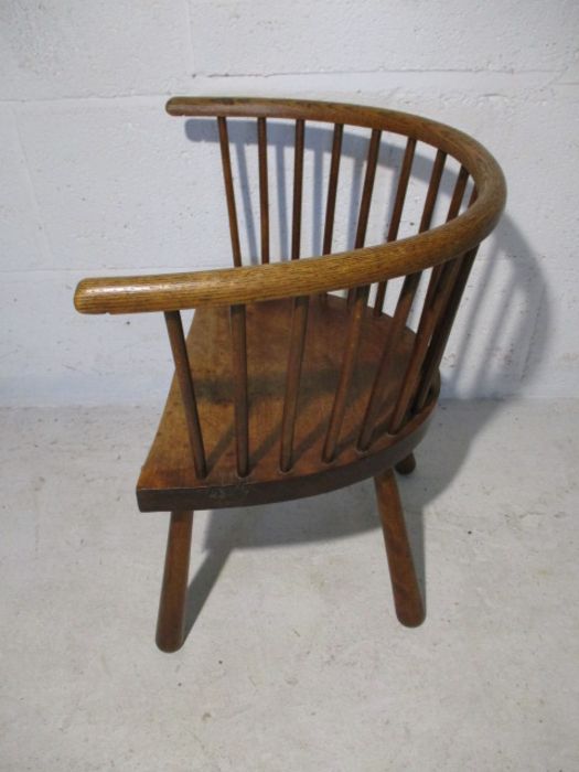 A child's "comb back" chair - Image 3 of 5