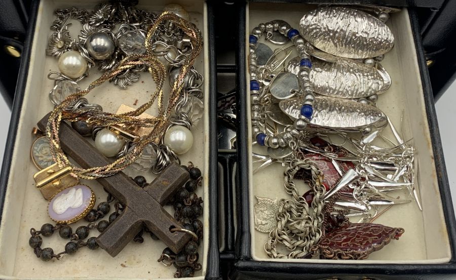 A collection of costume jewellery in carry case including a number of rings, brooches, beads etc. - Image 3 of 5
