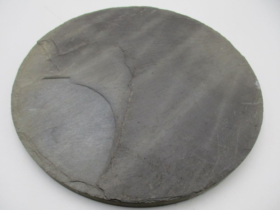 A circular slate sundial with Roman numerals, diameter 24.5cm - Image 4 of 6