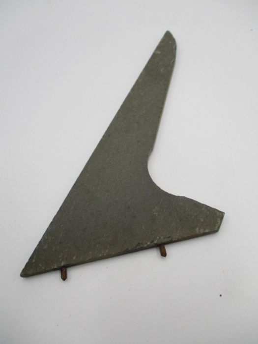 A circular slate sundial with Roman numerals, diameter 24.5cm - Image 5 of 6
